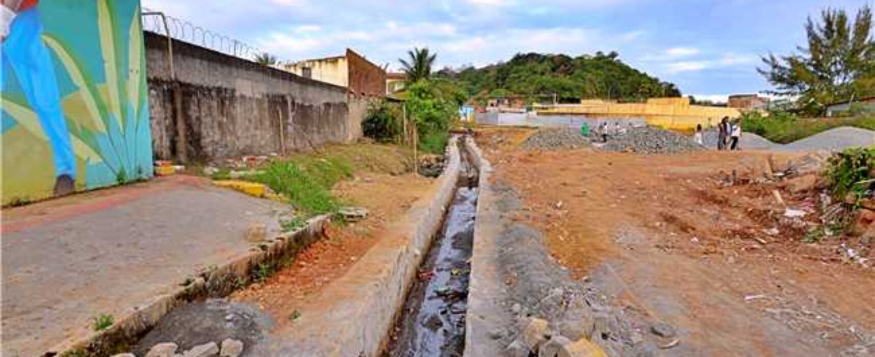 Prefeitura segue com a construção de canal de drenagem no Teotônio Vilela