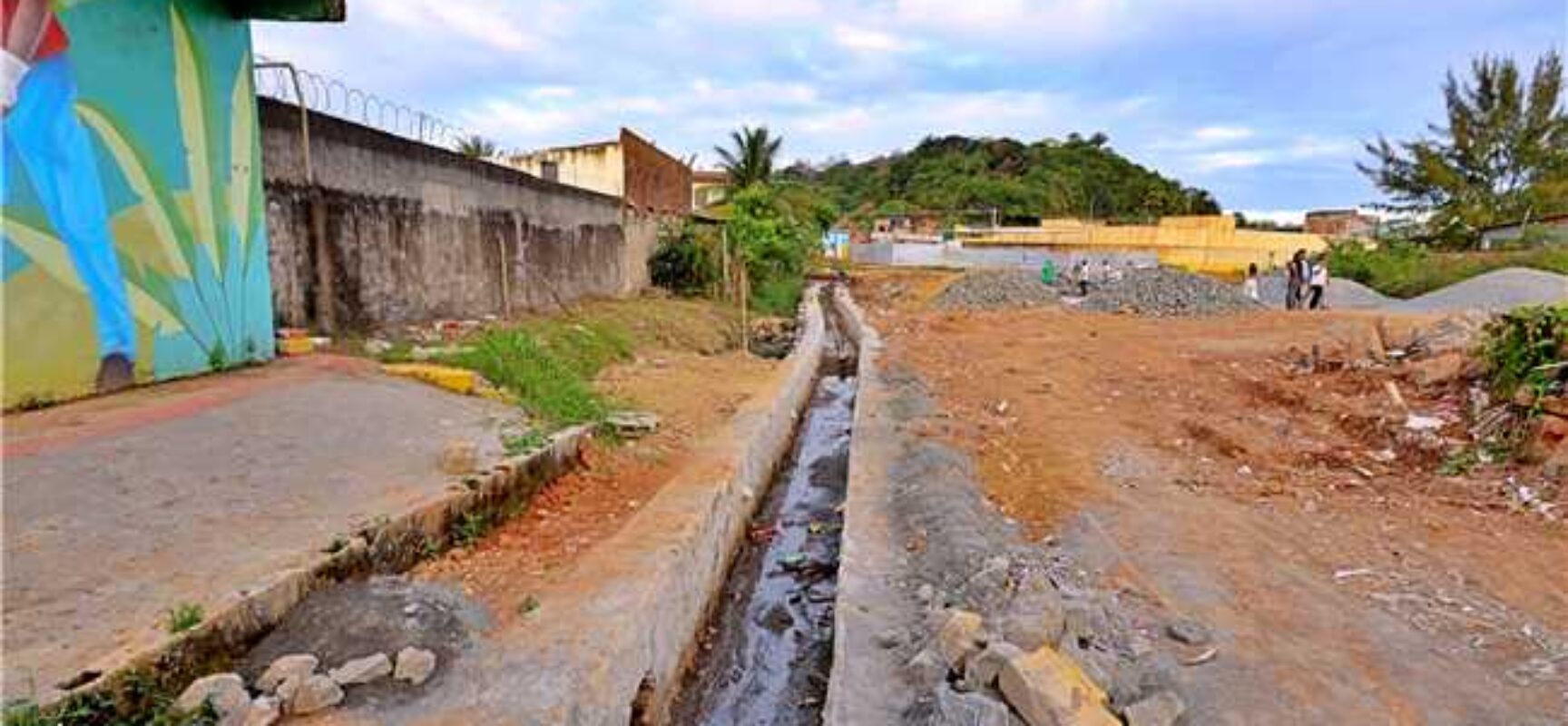 Prefeitura segue com a construção de canal de drenagem no Teotônio Vilela