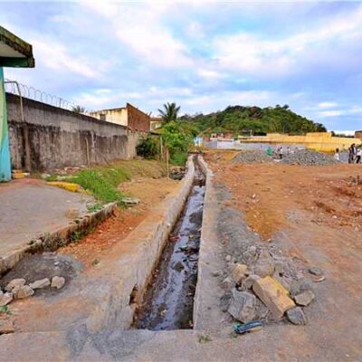 Prefeitura segue com a construção de canal de drenagem no Teotônio Vilela