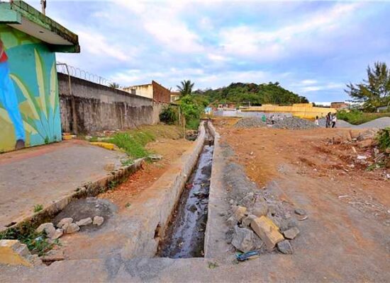 Prefeitura segue com a construção de canal de drenagem no Teotônio Vilela