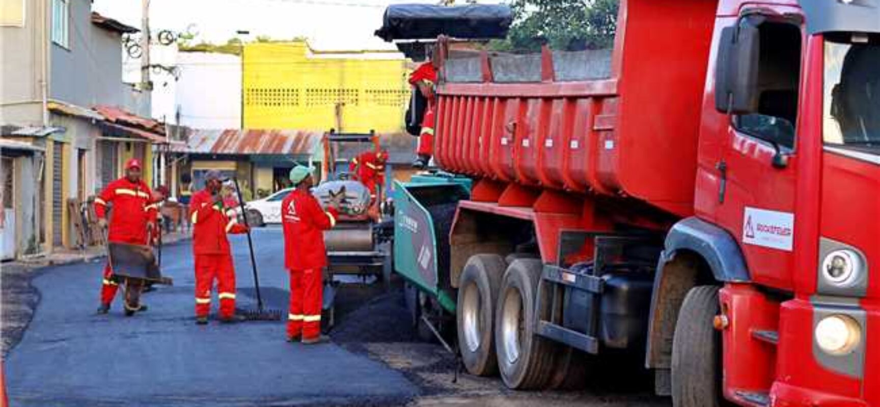 ILHÉUS: Asfalto chega à Rua Genebaldo Bispo e transforma acesso no Teotônio Vilela