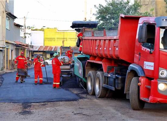 ILHÉUS: Asfalto chega à Rua Genebaldo Bispo e transforma acesso no Teotônio Vilela