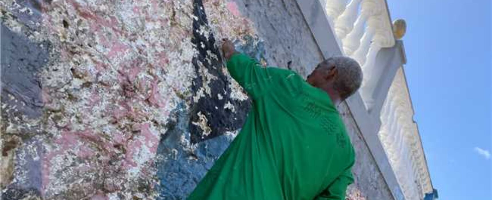 Serviços de pintura renovam o Cemitério da Vitória