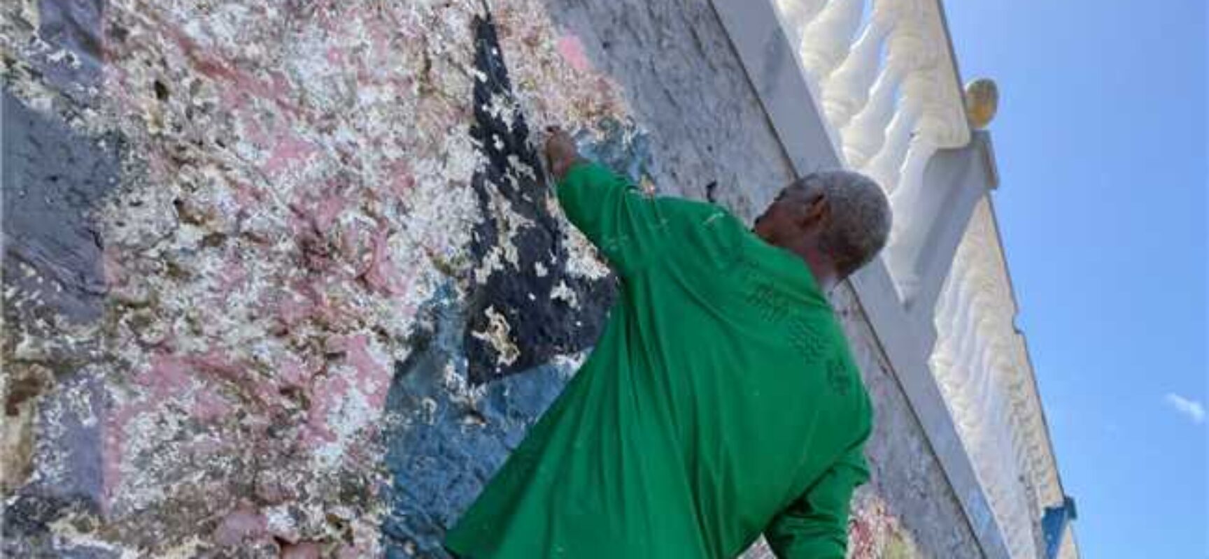 Serviços de pintura renovam o Cemitério da Vitória