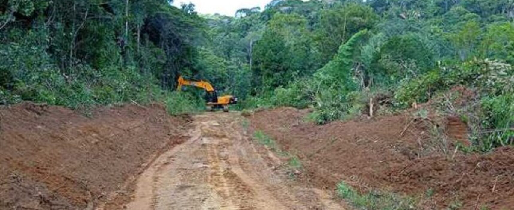 Prefeitura de Ilhéus realiza patrolamento e encascalhamento na estrada da Lagoa Encantada