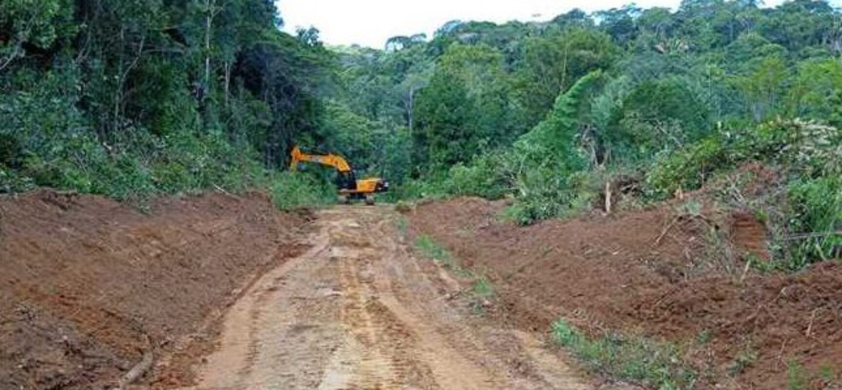 Prefeitura de Ilhéus realiza patrolamento e encascalhamento na estrada da Lagoa Encantada