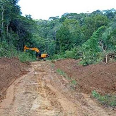 Prefeitura de Ilhéus realiza patrolamento e encascalhamento na estrada da Lagoa Encantada