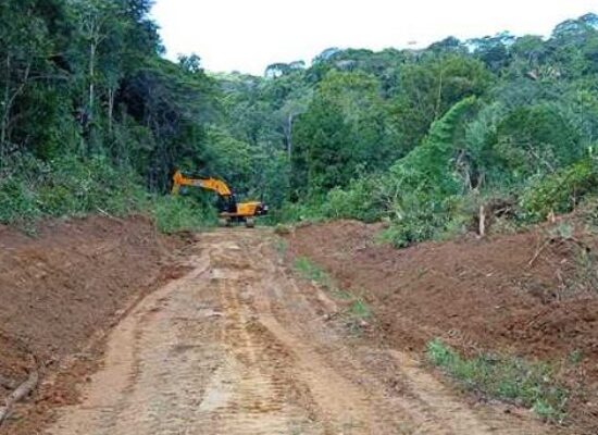 Prefeitura de Ilhéus realiza patrolamento e encascalhamento na estrada da Lagoa Encantada
