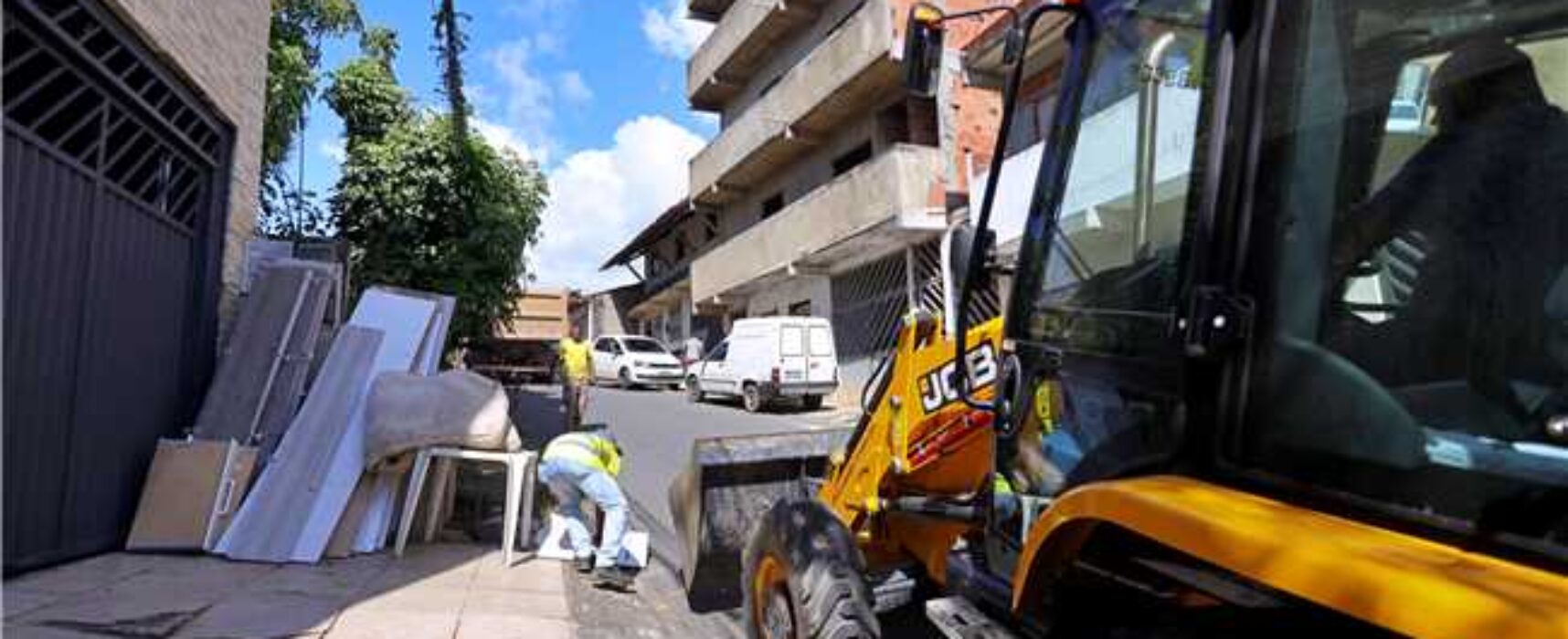 Cata-Treco segue para cinco bairros e orienta moradores sobre descarte