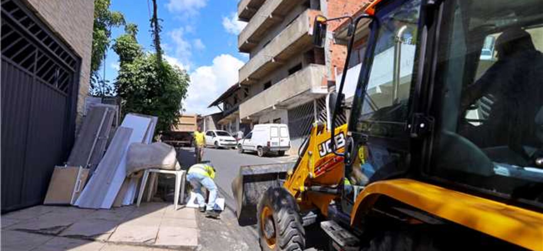 Cata-Treco segue para cinco bairros e orienta moradores sobre descarte
