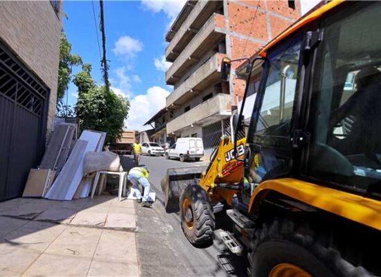 Cata-Treco segue para cinco bairros e orienta moradores sobre descarte