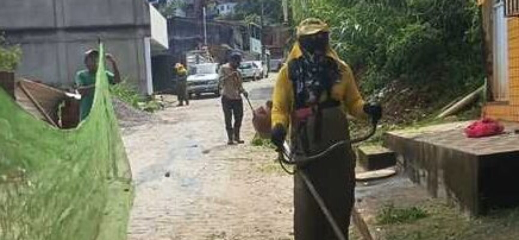 Prefeitura de Ilhéus realiza limpeza de canal e serviços de zeladoria em diferentes pontos da cidade