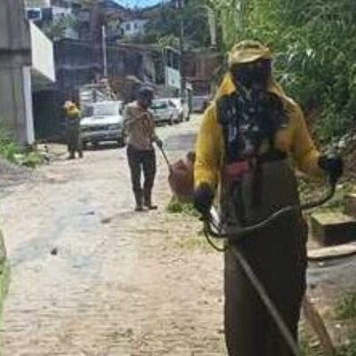 Prefeitura de Ilhéus realiza limpeza de canal e serviços de zeladoria em diferentes pontos da cidade
