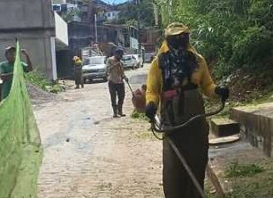 Prefeitura de Ilhéus realiza limpeza de canal e serviços de zeladoria em diferentes pontos da cidade