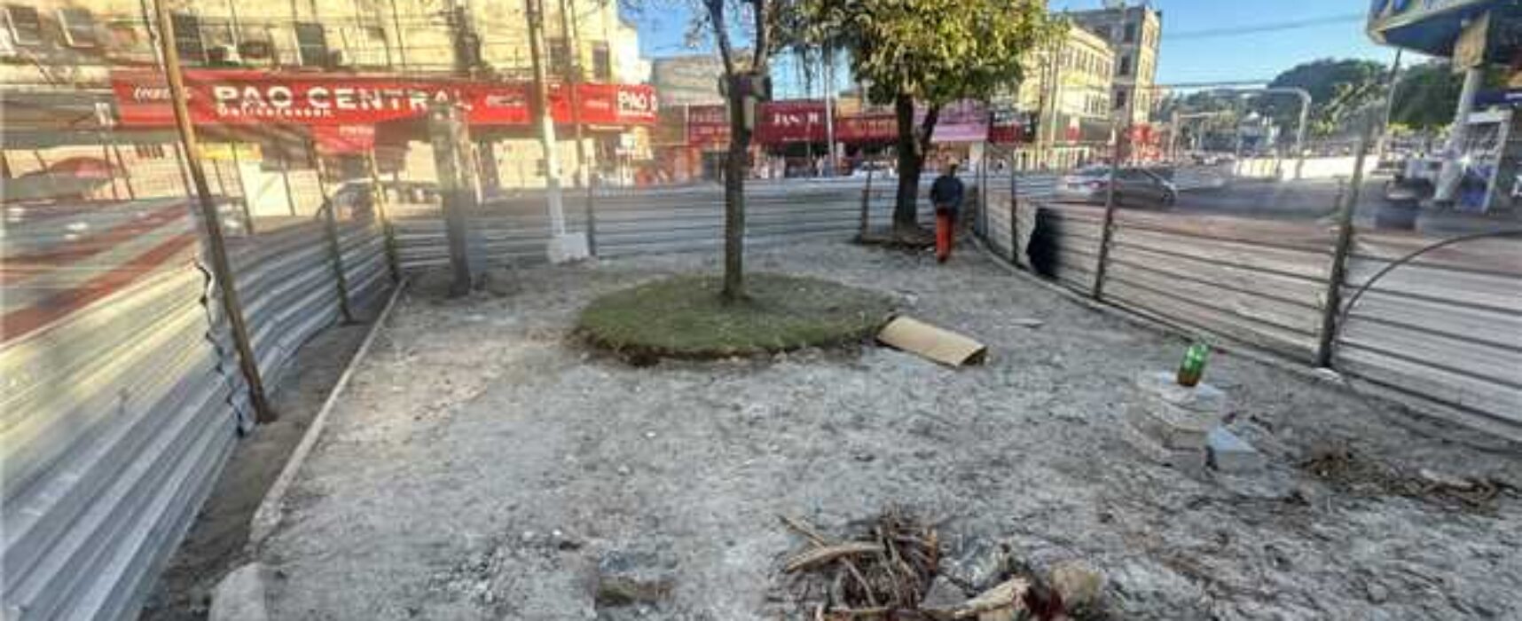 Prefeitura avança com requalificação do canteiro central da Praça Cairu