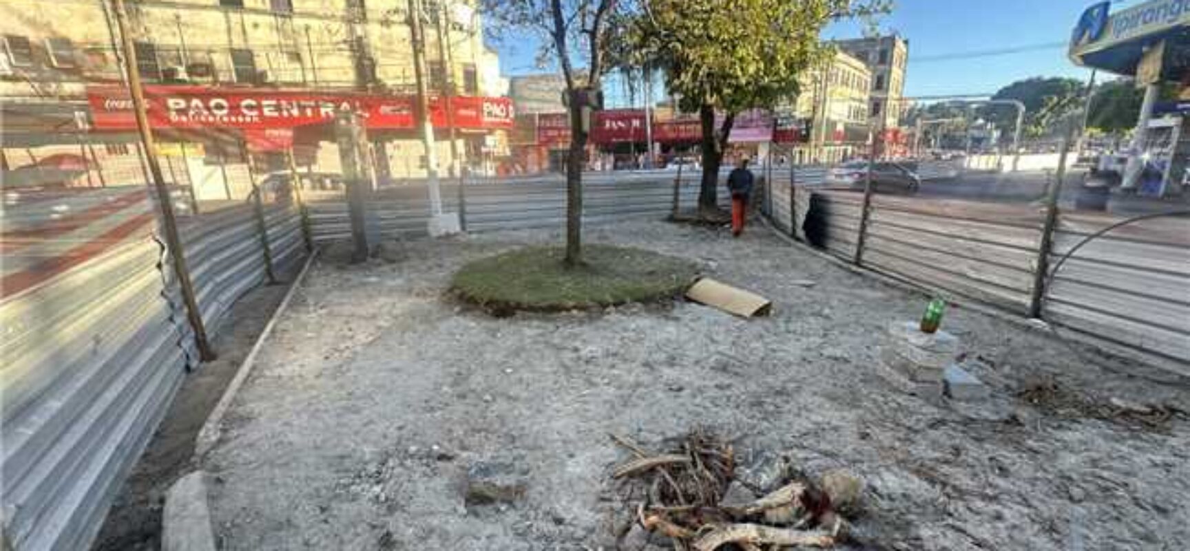 Prefeitura avança com requalificação do canteiro central da Praça Cairu