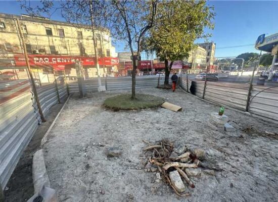 Prefeitura avança com requalificação do canteiro central da Praça Cairu