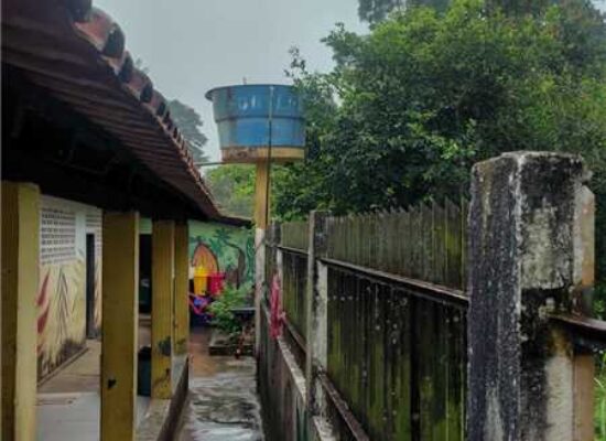 Escola da comunidade de Juerana recebe serviço de poda