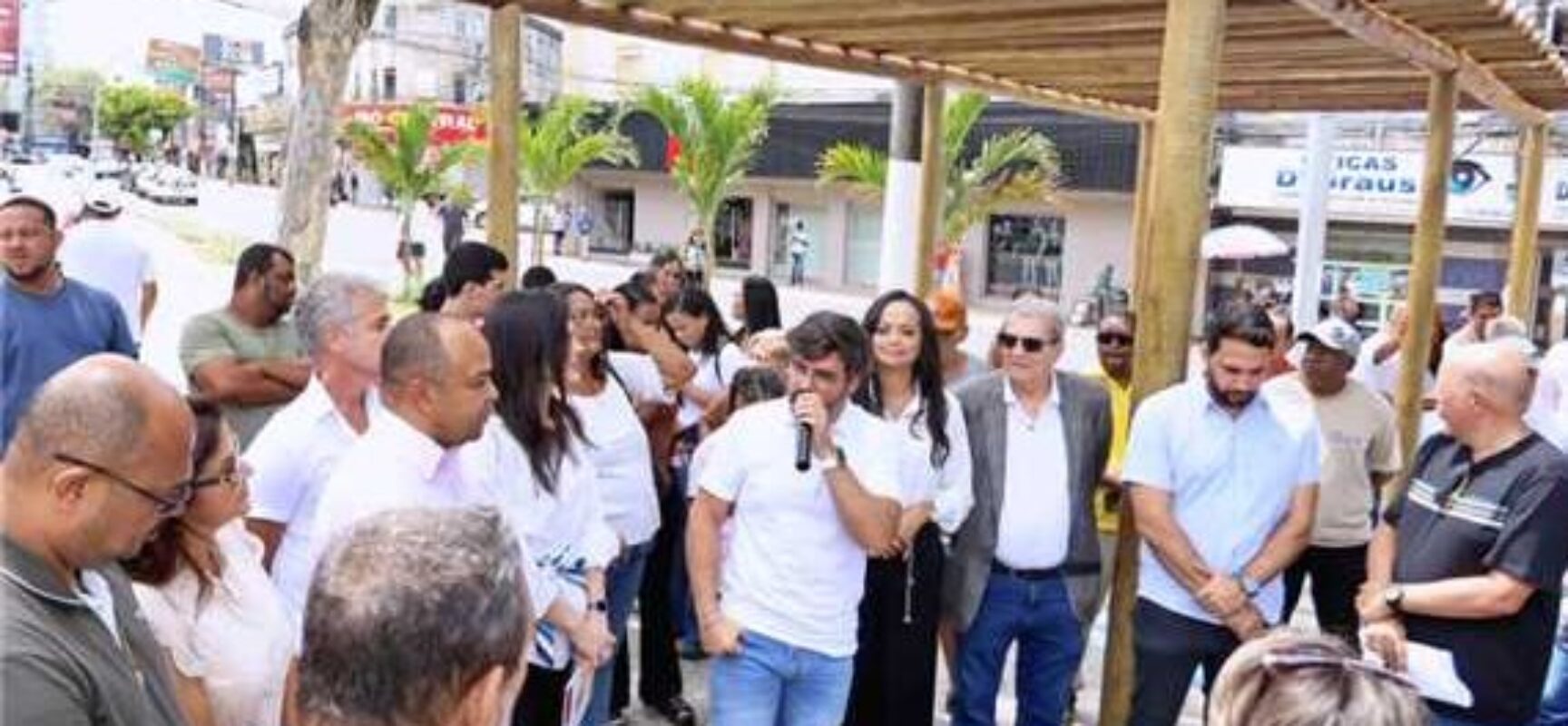 Canteiro central da Praça Cairu é entregue após obras de requalificação