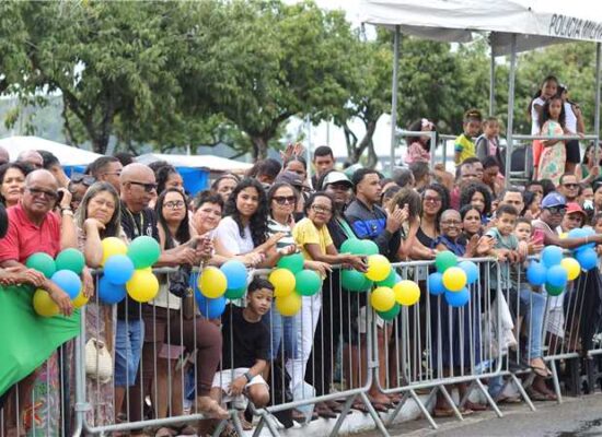 Cerca de 7 mil pessoas participam do desfile cívico em Ilhéus