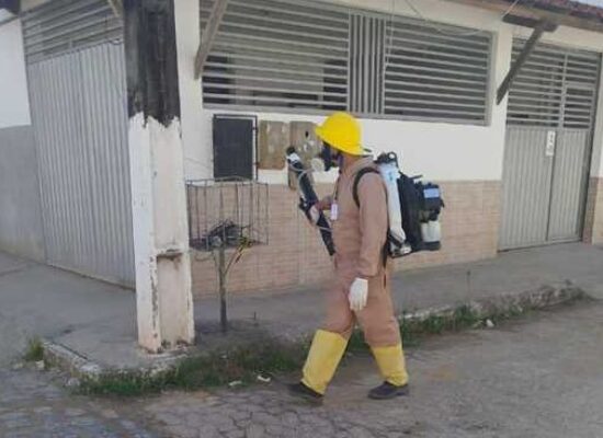 Prefeitura de Ilhéus intensifica bloqueio contra arboviroses com uso de máquinas costais