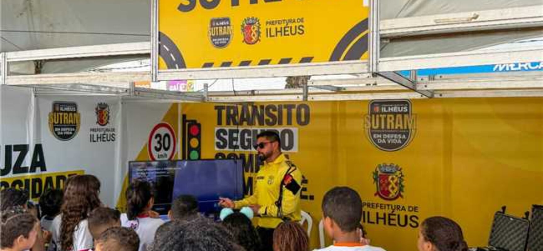 Circuito Itinerante de Trânsito recebe escolas na Praça da Catedral, em Ilhéus