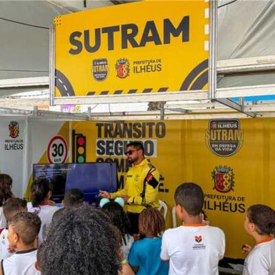 Circuito Itinerante de Trânsito recebe escolas na Praça da Catedral, em Ilhéus