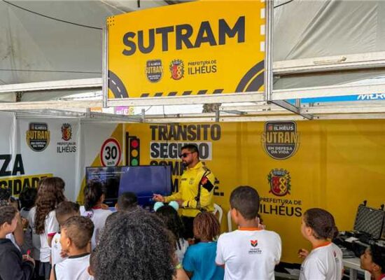 Circuito Itinerante de Trânsito recebe escolas na Praça da Catedral, em Ilhéus