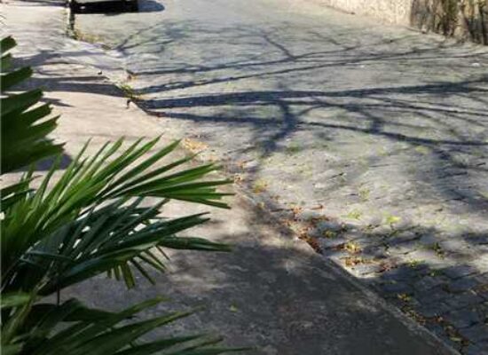 Varrição atende ruas do Teresópolis, na região da Piedade, em Ilhéus