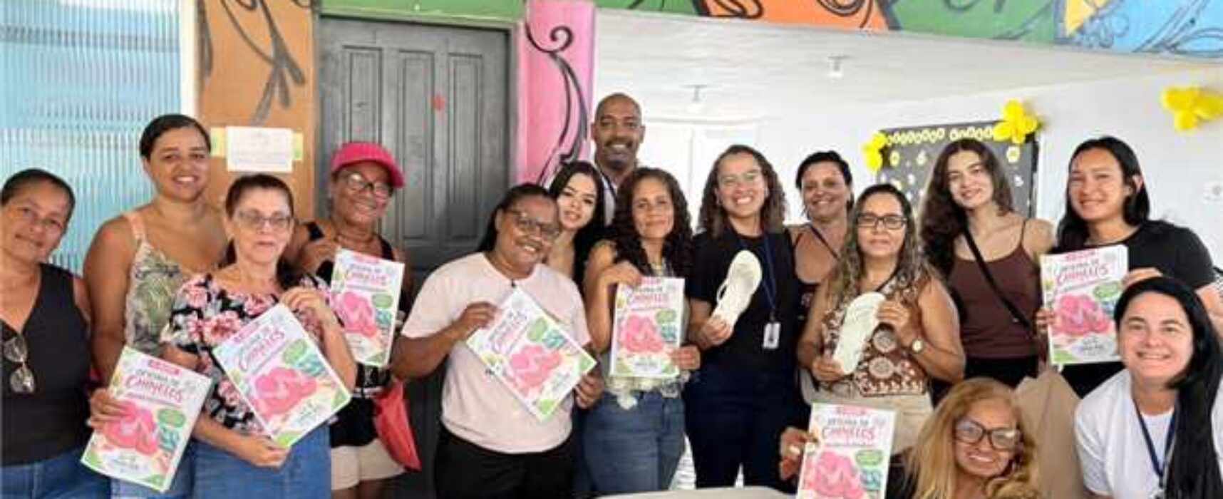 Oficina de customização de sandálias amplia oportunidades de renda para famílias atendidas pelo CRAS