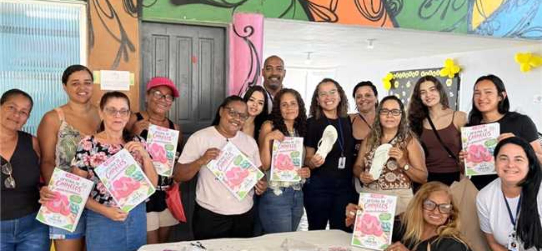 Oficina de customização de sandálias amplia oportunidades de renda para famílias atendidas pelo CRAS