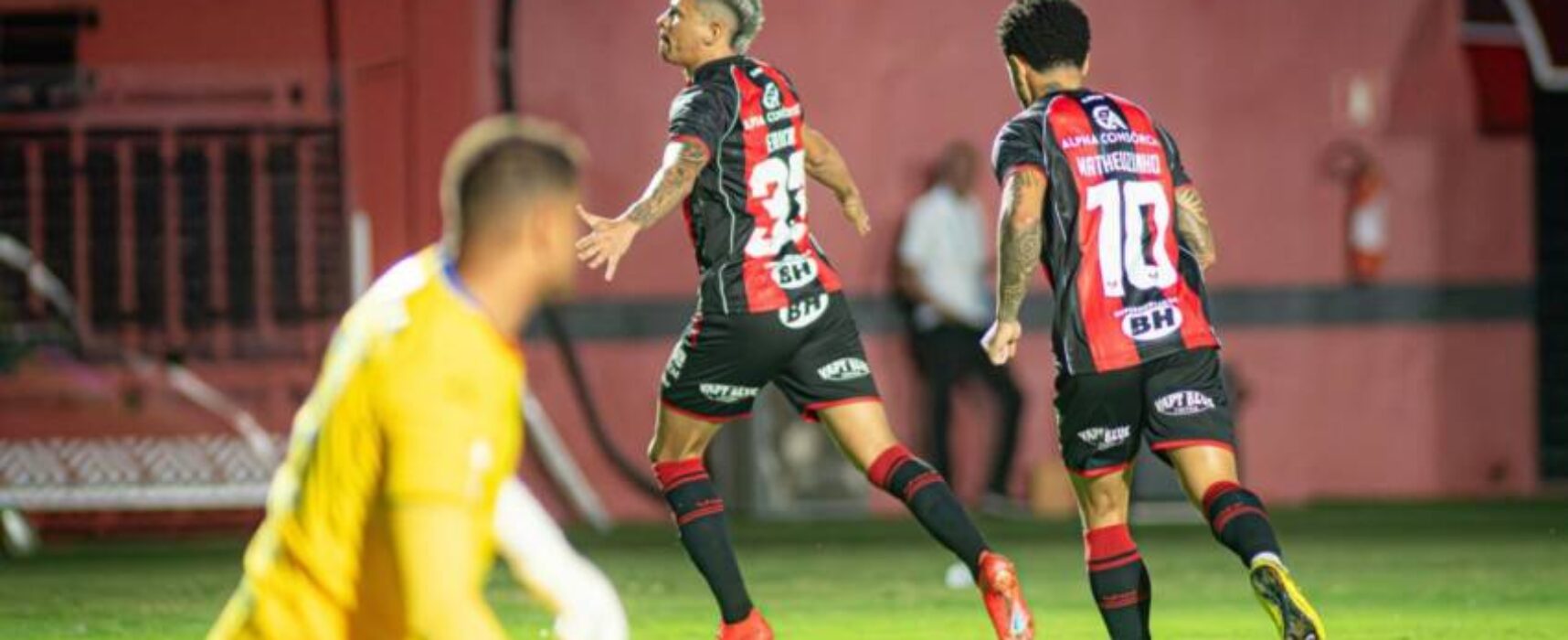 Vitória goleia a chapecoense. 1,2,3,4 x 0