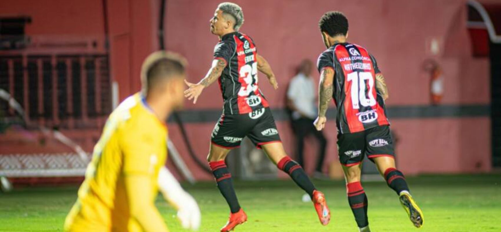 Vitória goleia a chapecoense. 1,2,3,4 x 0