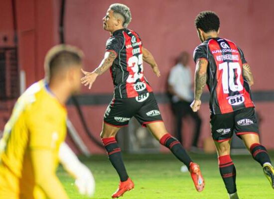 Vitória goleia a chapecoense. 1,2,3,4 x 0