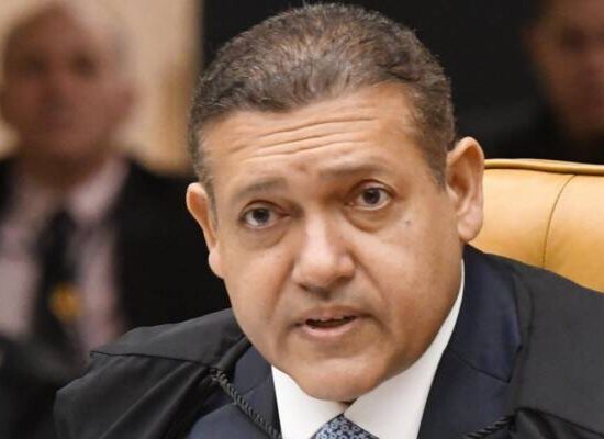 O Globo critica Nunes Marques por atropelar regras do TSE em favor de Flávio Bolsonaro