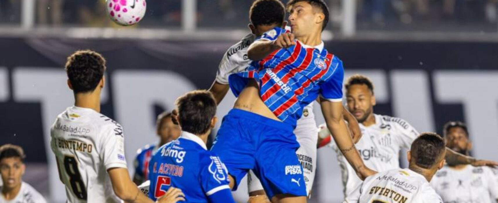 Em jogo de muita chuva, Bahia não aproveita expulsão de Neymar e cede empate ao Santos