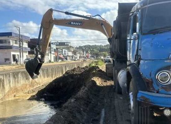 Prefeitura inicia obras no Canal do Malhado com serviços de limpeza