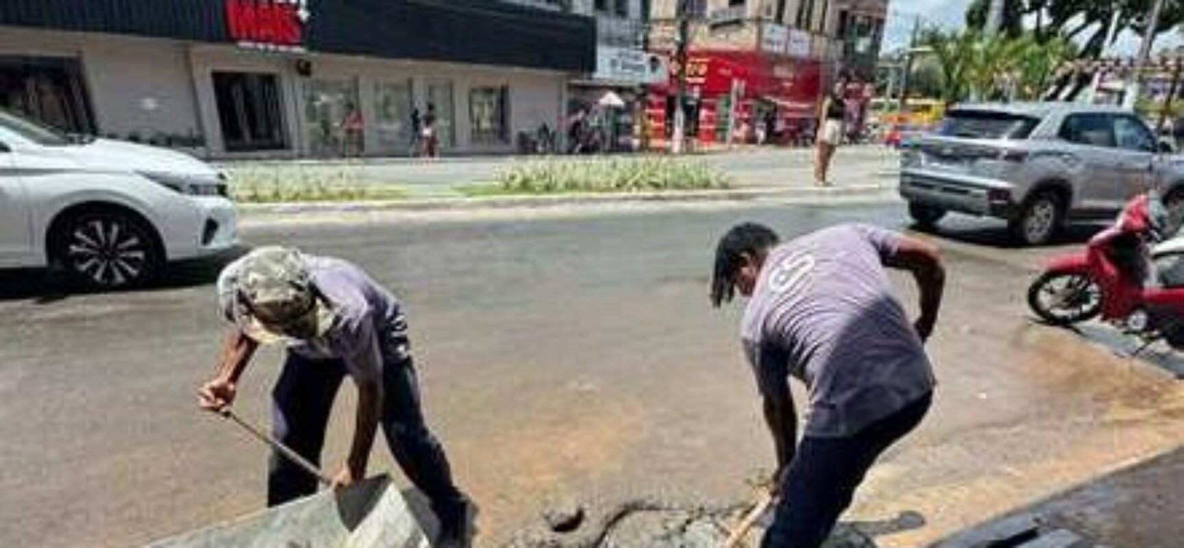 Prefeitura de Ilhéus realiza limpeza de bueiros no Centro