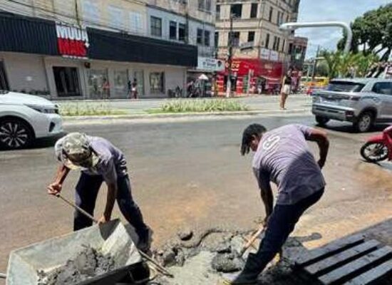 Prefeitura de Ilhéus realiza limpeza de bueiros no Centro