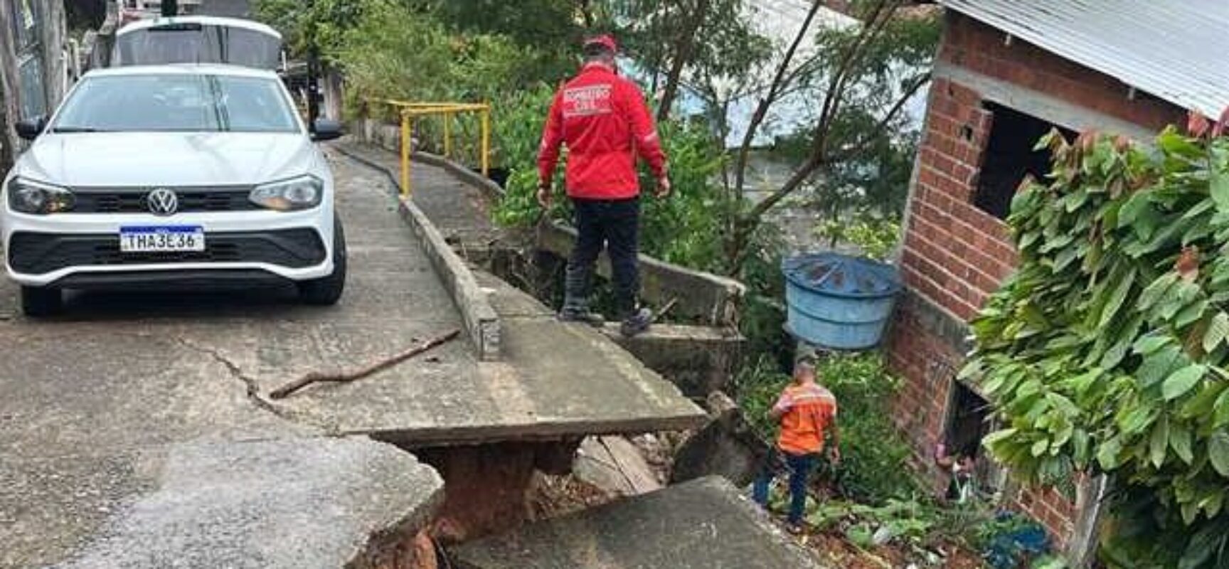 Prefeitura de Ilhéus interdita trecho da Segunda Travessa do Alto do Nerival após desabamento