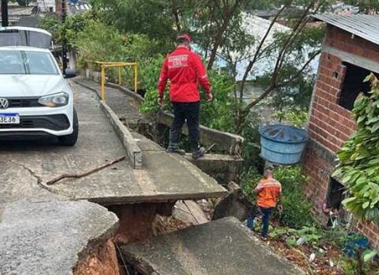 Prefeitura de Ilhéus interdita trecho da Segunda Travessa do Alto do Nerival após desabamento