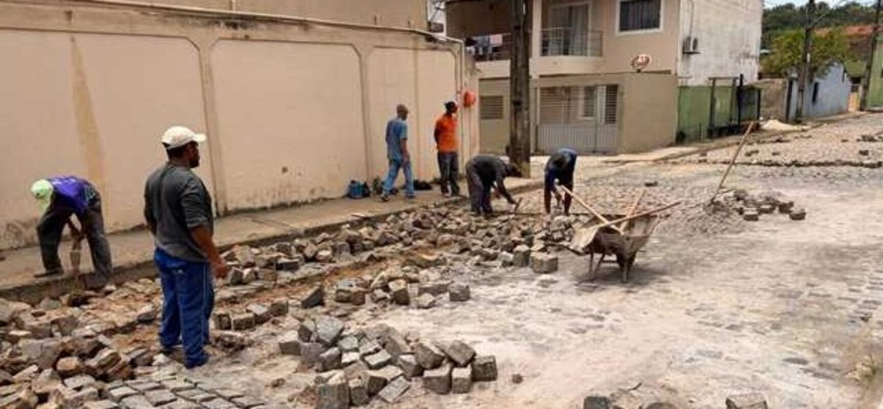 Prefeitura de Ilhéus executa obra de pavimentação no Eixo J, no Hernani Sá