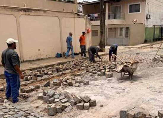 Prefeitura de Ilhéus executa obra de pavimentação no Eixo J, no Hernani Sá