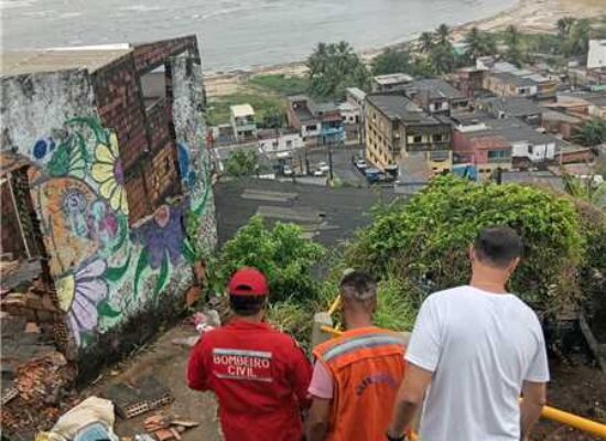 Fortes chuvas em Ilhéus causam desabamento no Alto do Nerival