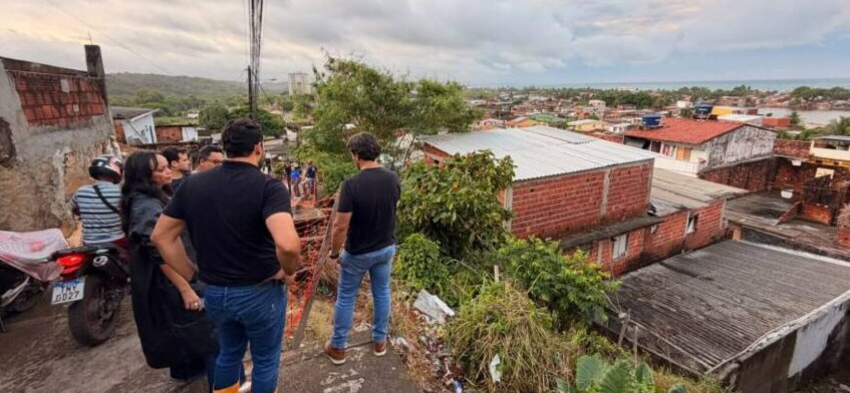Valderico Junior percorre áreas atingidas pelas chuvas e ouve moradores em Ilhéus