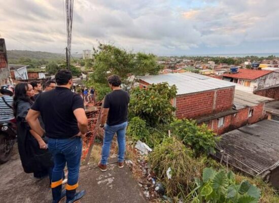 Valderico Junior percorre áreas atingidas pelas chuvas e ouve moradores em Ilhéus