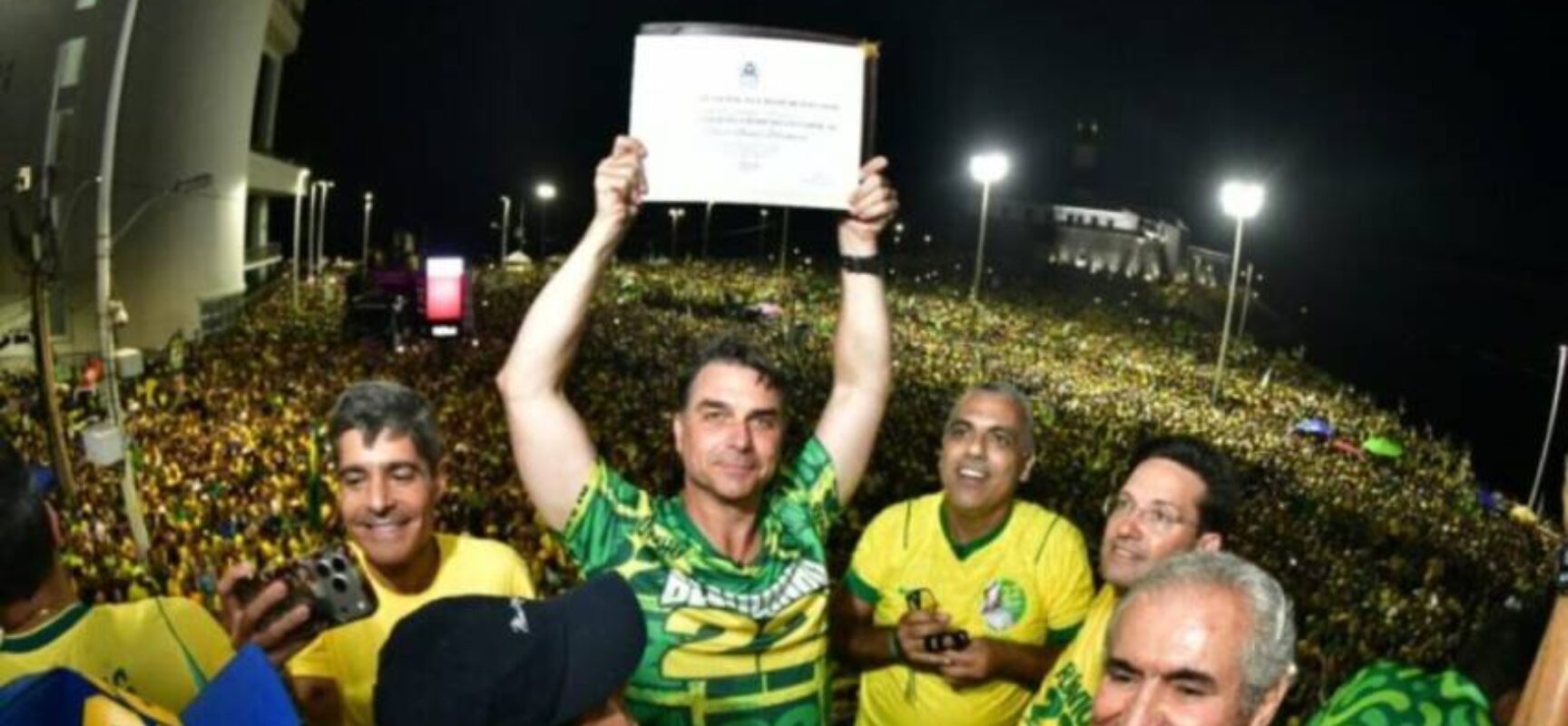 Flávio Bolsonaro recebe título de Cidadão de Salvador durante ato no Farol da Barra