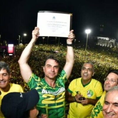 Flávio Bolsonaro recebe título de Cidadão de Salvador durante ato no Farol da Barra