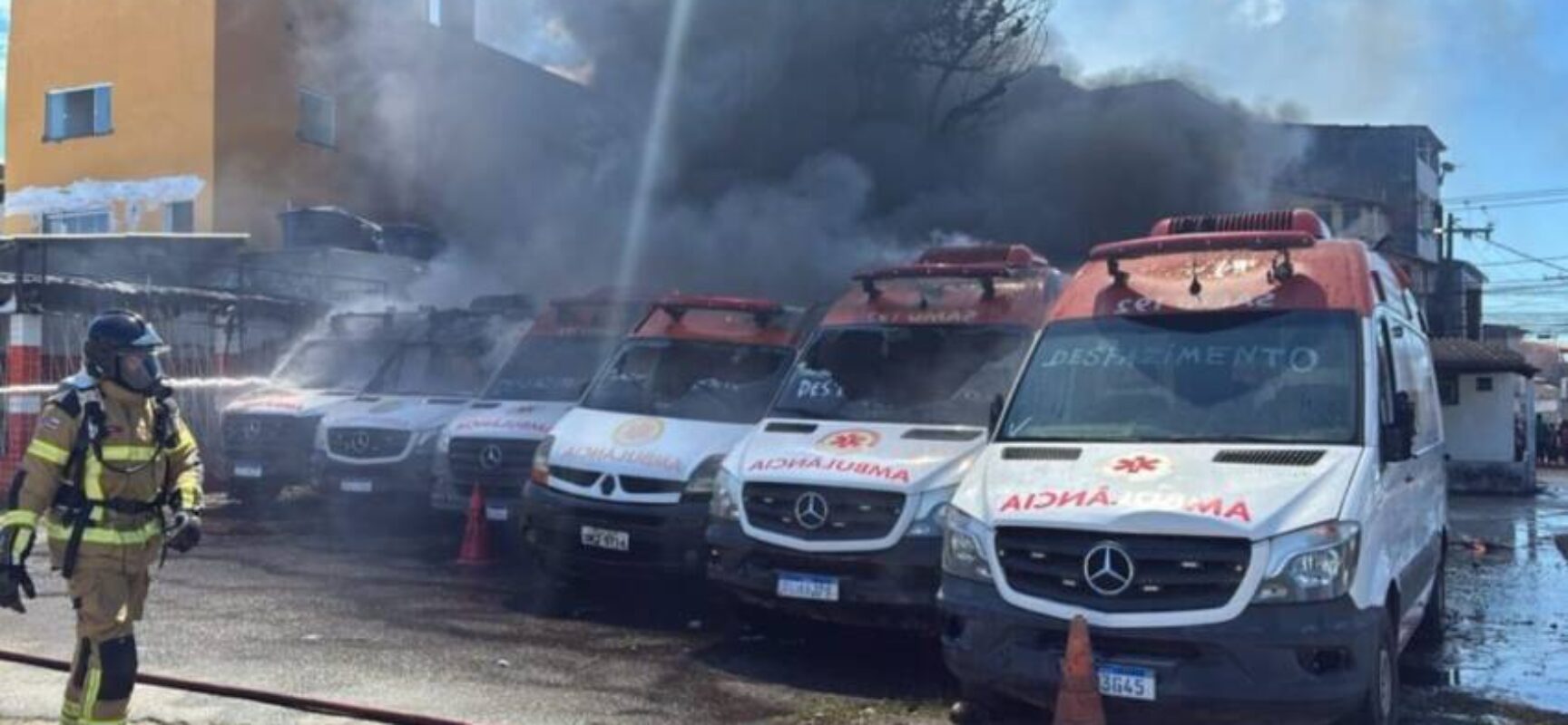 Incêndio atinge ambulâncias desativadas do Samu em Salvador; suspeita é de ação criminosa