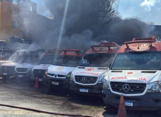 Incêndio atinge ambulâncias desativadas do Samu em Salvador; suspeita é de ação criminosa